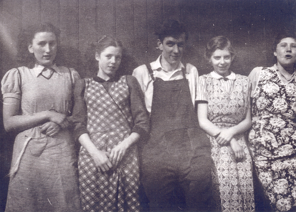 Dorothy Aspinall (Card Room), Margaret Jackson, John Weaver (Engine House), Audrey Jackson (Combers) married Norman Laithwaite, Agnes Millington (Slubber) worked downstairs